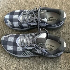 Women’s Ghost Brooks